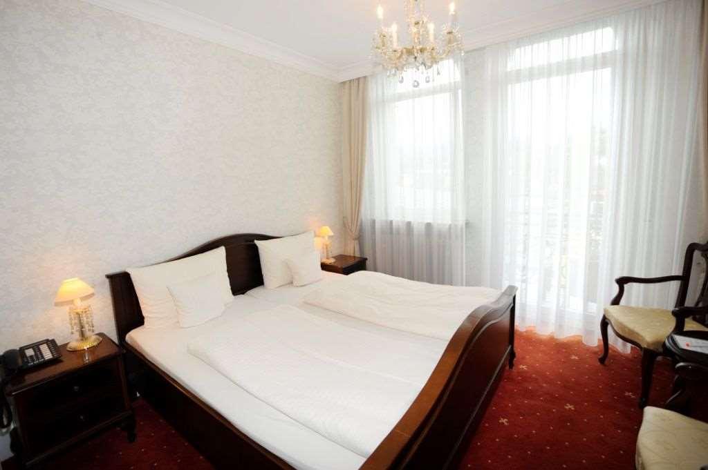 Heliopark Bad Hotel Zum Hirsch Baden-Baden Room photo