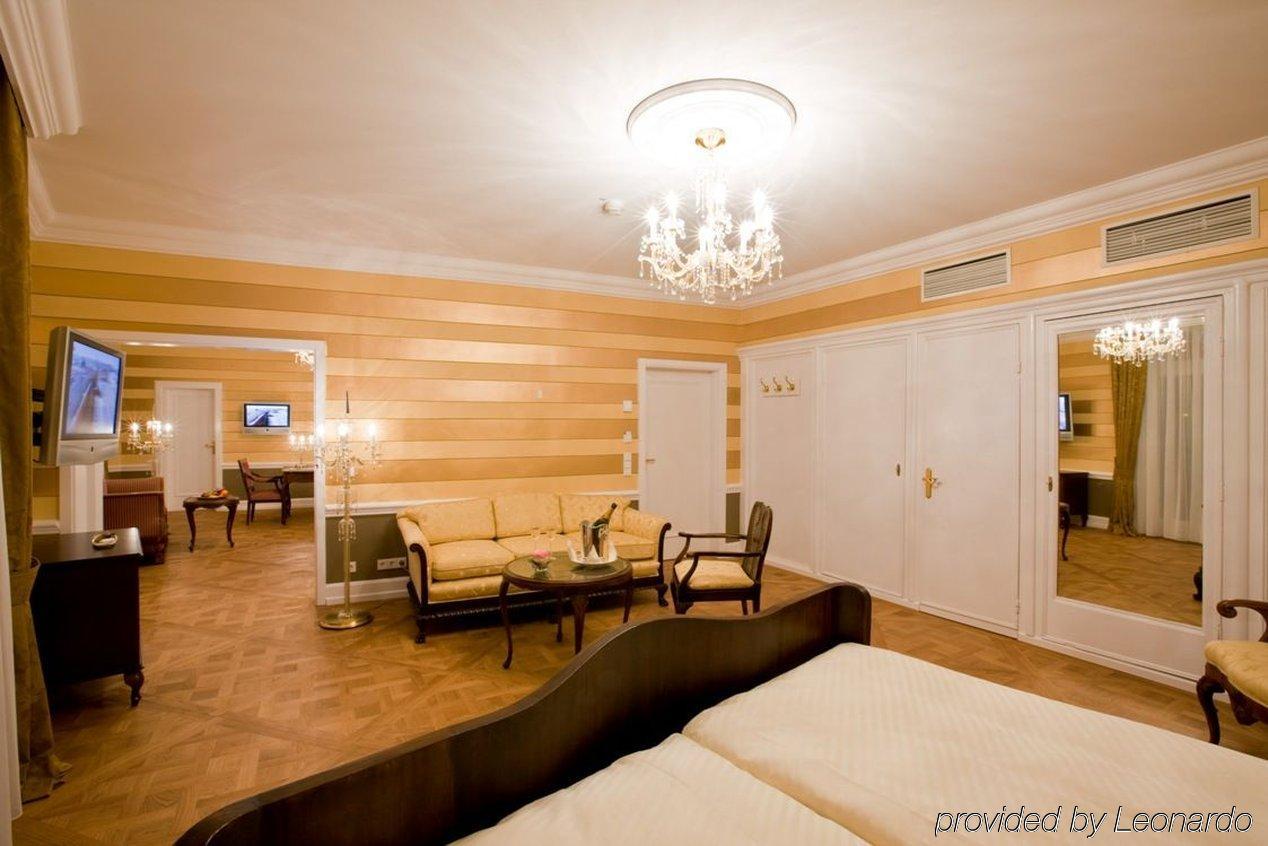 Heliopark Bad Hotel Zum Hirsch Baden-Baden Room photo